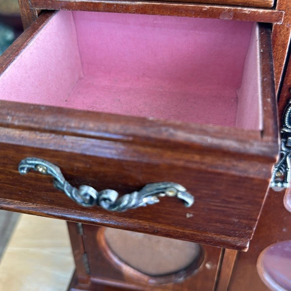 Vintage Jewelry Box in Good Condition one missing little knob at bottom - Picture 5 of 10